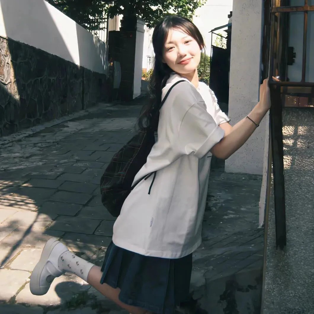 随盲柳入眠的女人